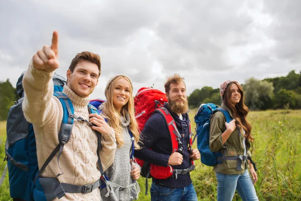 Grupp leende vänner med ryggsäckar vandring — Stockfoto
