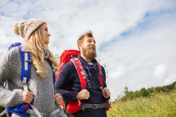 ハイキングのバックパックと笑みを浮かべてカップル — ストック写真