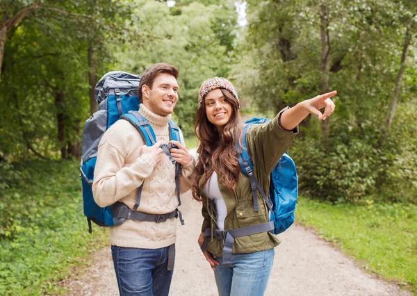 Hiking sırt çantaları ile gülümseyen Çift — Stok fotoğraf
