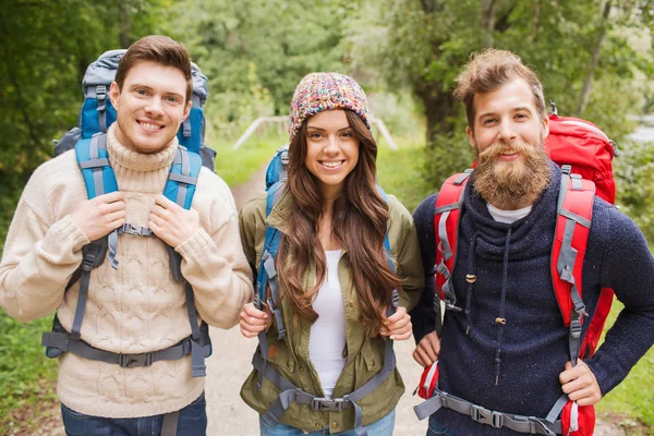 Gruppe lächelnder Freunde mit Rucksäcken beim Wandern — Stockfoto
