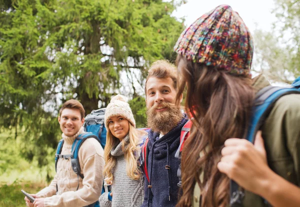 Freundeskreis mit Rucksack und Tablet-PC — Stockfoto