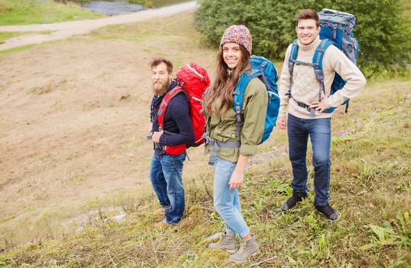 Gruppo di amici sorridenti con zaini trekking — Foto Stock