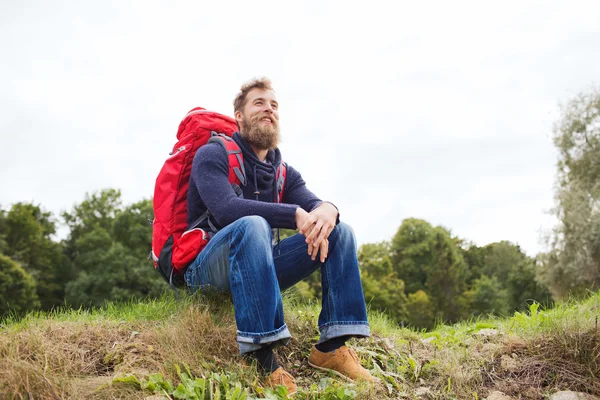 Smiling man with backpack hiking — Stock Photo, Image