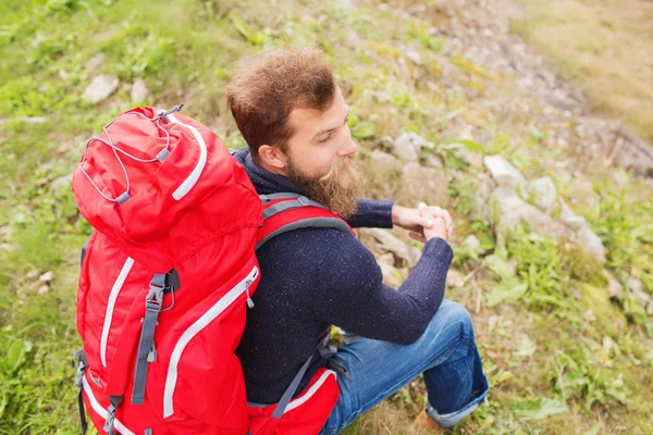 Hombre con mochila Senderismo — Foto de Stock