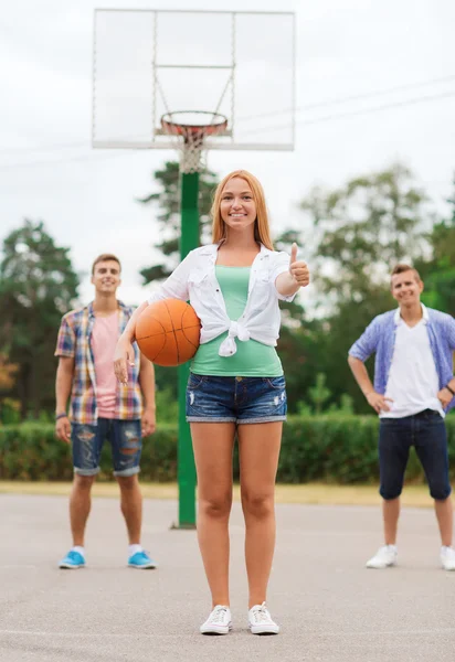 Groep van lachende tieners spelen basketbal — Stockfoto