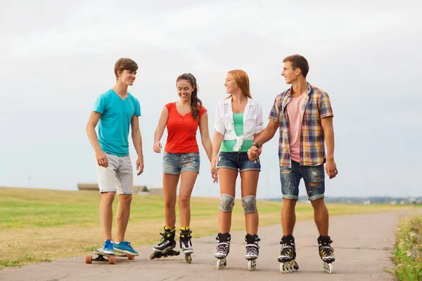 Skupina teenagerů usmívající se s roller-skates — Stock fotografie