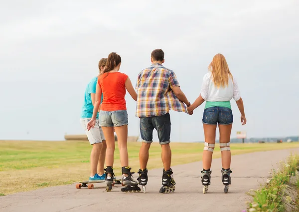 Grupp av tonåringar med roller-skates — Stockfoto