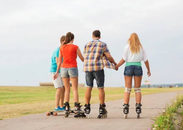 Groupe d'adolescents avec patins à roulettes — Photo