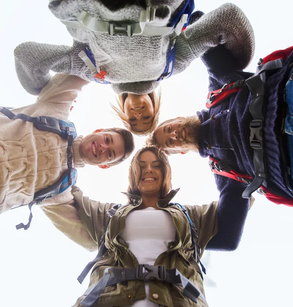 Group of smiling friends with backpacks hiking — Stock Photo, Image