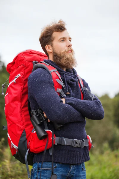 Homem com mochila e binocular ao ar livre — Fotografia de Stock