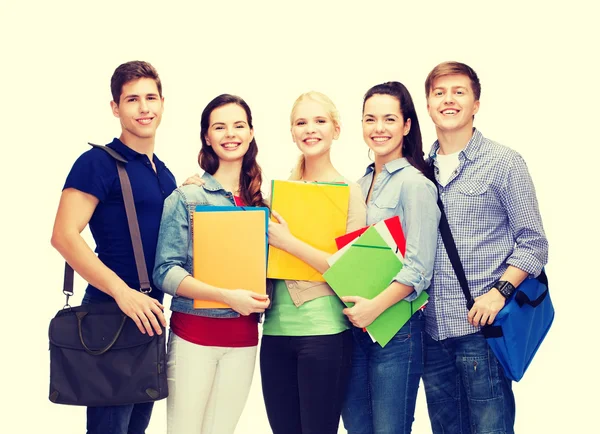 Gruppe lächelnder Studenten stehend — Stockfoto