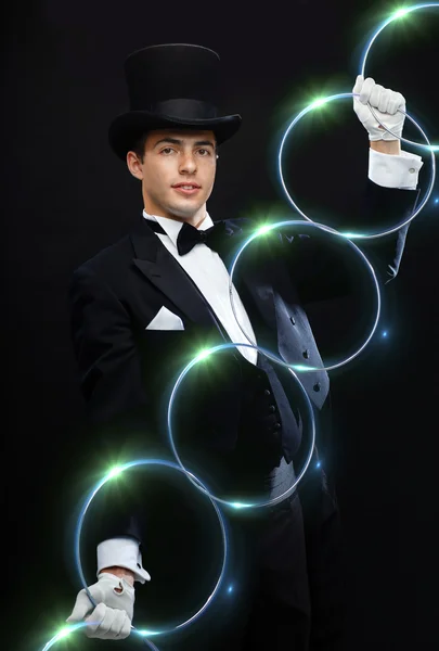 魔术师展示技巧与连接环 — 图库照片