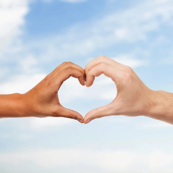 Manos de hombre y mujer mostrando forma de corazón —  Fotos de Stock