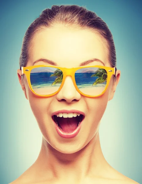 Amazed girl in shades — Stock Photo, Image