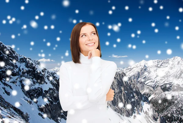 Mujer joven sonriente en ropa de invierno — Foto de Stock