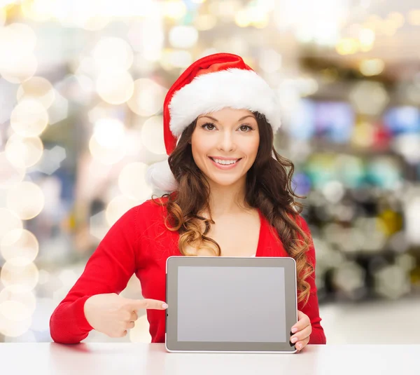 微笑的圣诞老人与礼物和 tablet pc 的帽子的女士 — 图库照片