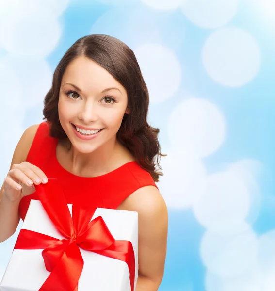 Mujer sonriente en vestido rojo con caja de regalo —  Fotos de Stock