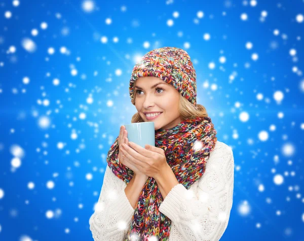 Sorrindo jovem mulher em roupas de inverno com copo — Fotografia de Stock