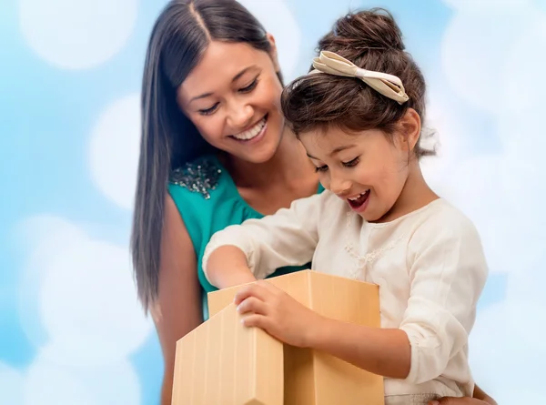 Gelukkig moeder en kind meisje met doos van de gift — Stockfoto