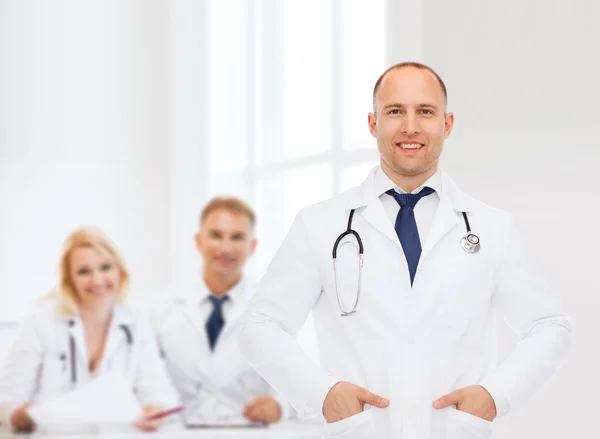 Médico varón sonriente con estetoscopio —  Fotos de Stock