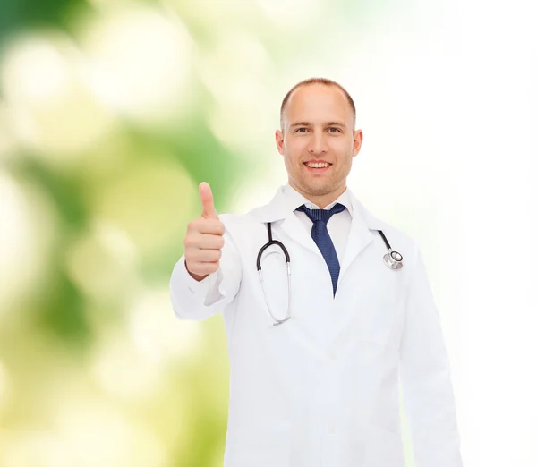Улыбающийся доктор со стетоскопом, показывающий большие пальцы вверх — стоковое фото
