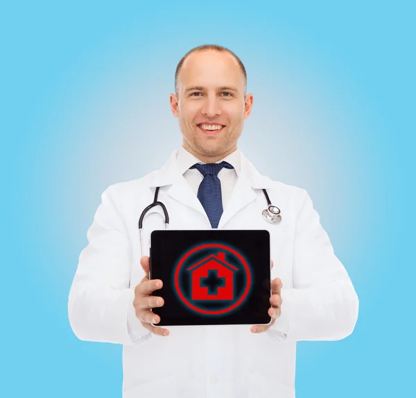 Médecin masculin souriant avec stéthoscope et comprimé pc — Photo
