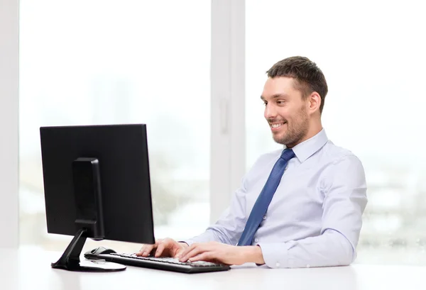 Sonriente hombre de negocios o estudiante con computadora — Foto de Stock