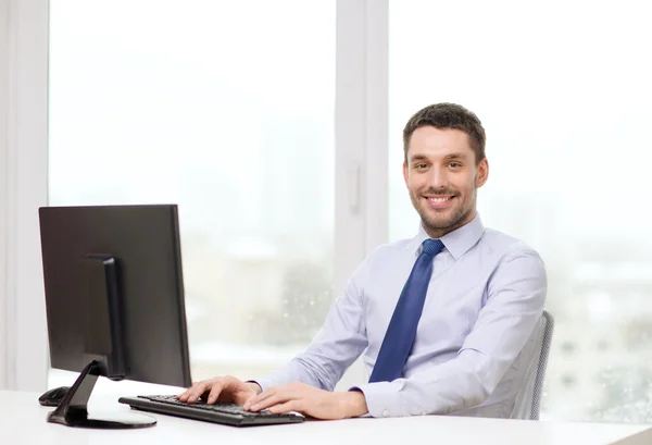 Uomo d'affari o studente sorridente con il computer — Foto Stock