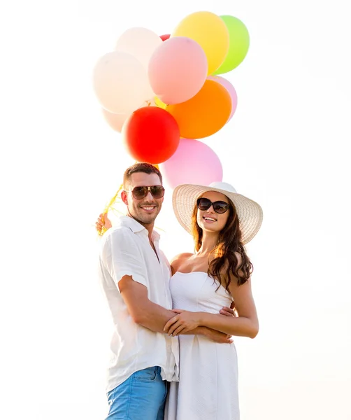 屋外の気球が付いているカップルの笑みを浮かべてください。 — ストック写真