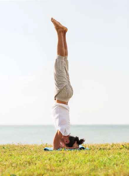 Man die yoga oefeningen buiten — Stockfoto