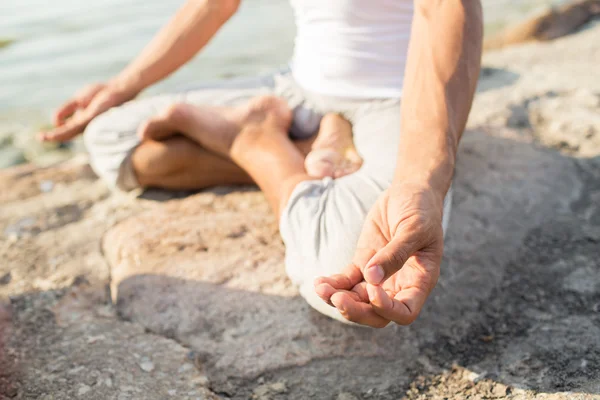 Закрытие человека, делающего упражнения йоги на открытом воздухе — стоковое фото