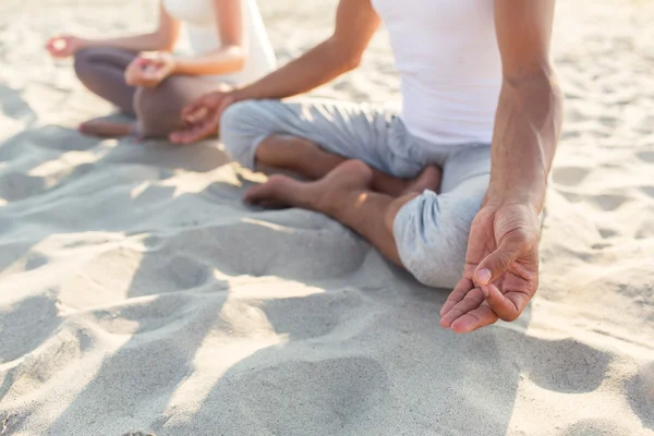 Primer plano de pareja haciendo ejercicios de yoga al aire libre — Foto de Stock