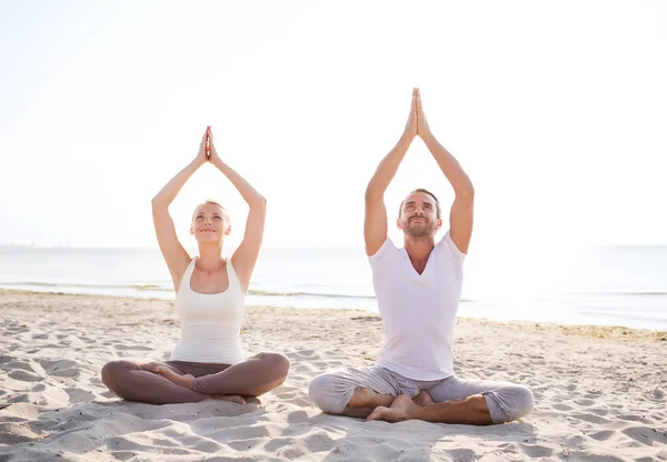 Ler par övningar gör yoga utomhus — Stockfoto
