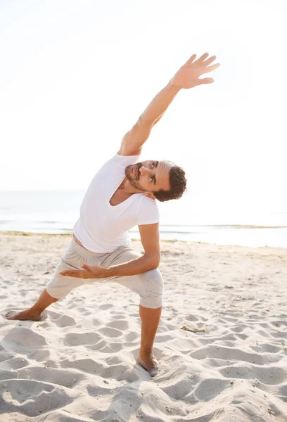 Yoga yaparak gülümseyen adam açık havada egzersiz — Stok fotoğraf