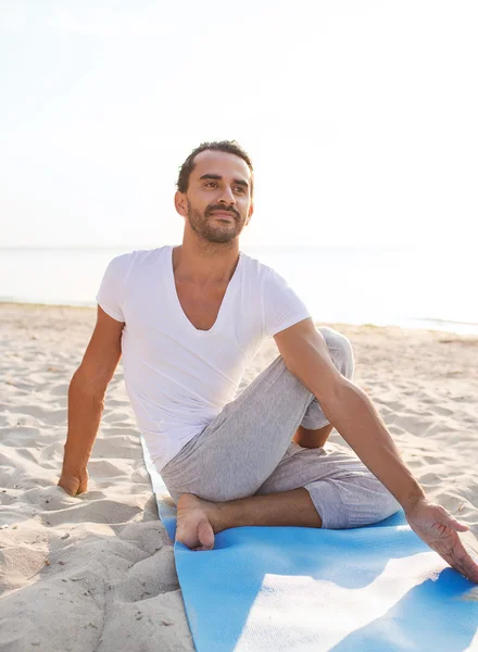 Yoga egzersizleri açık havada yapan erkek — Stok fotoğraf