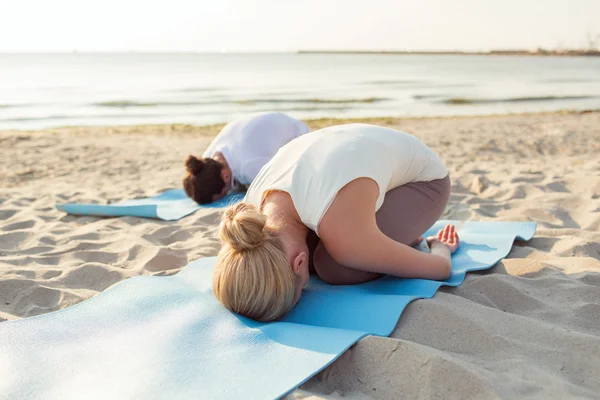 Primer plano de pareja haciendo ejercicios de yoga al aire libre — Foto de Stock