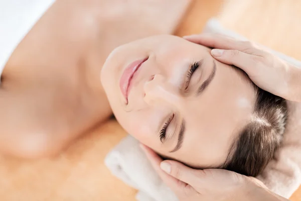 Hermosa mujer en el salón de spa — Foto de Stock