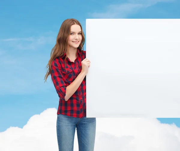 Sonriente joven adolescente con tablero blanco en blanco — Foto de Stock