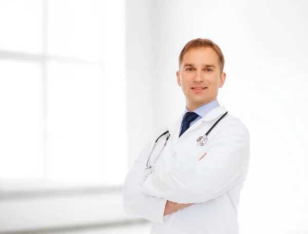 Sorridente médico masculino em casaco branco com estetoscópio — Fotografia de Stock