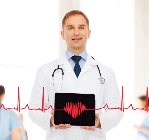 Usmívající se muž doktor s stetoskop a tablet pc — Stock fotografie
