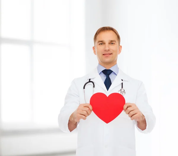 Médecin masculin souriant avec coeur rouge et stéthoscope — Photo