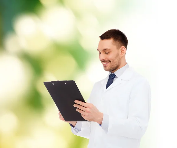 Médico varón sonriente con portapapeles —  Fotos de Stock