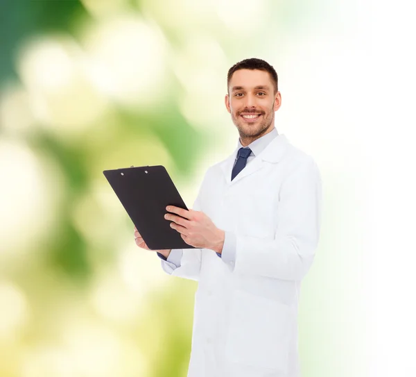 Médico varón sonriente con portapapeles —  Fotos de Stock