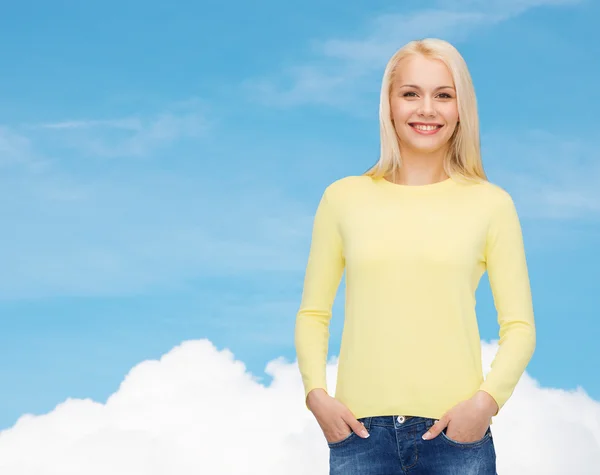 Sonriente chica en ropa casual —  Fotos de Stock