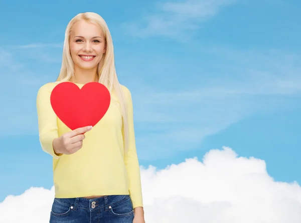 Mujer sonriente con corazón rojo —  Fotos de Stock