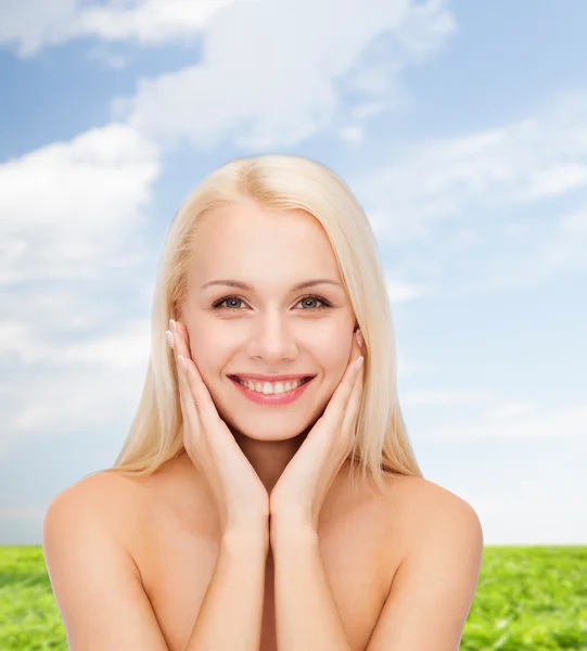 Schöne Frau berührt ihre Gesichtshaut — Stockfoto