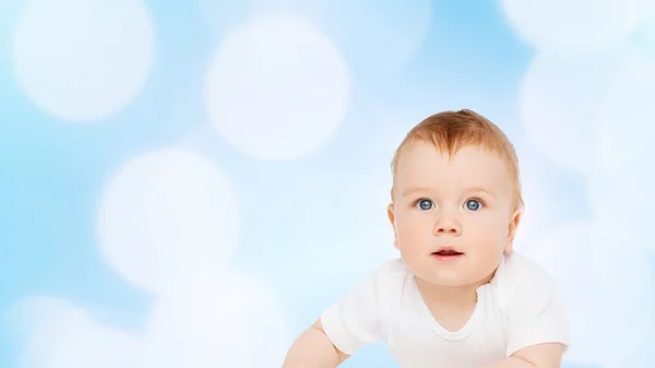 床に横たわってと見上げる微笑の赤ん坊 — ストック写真