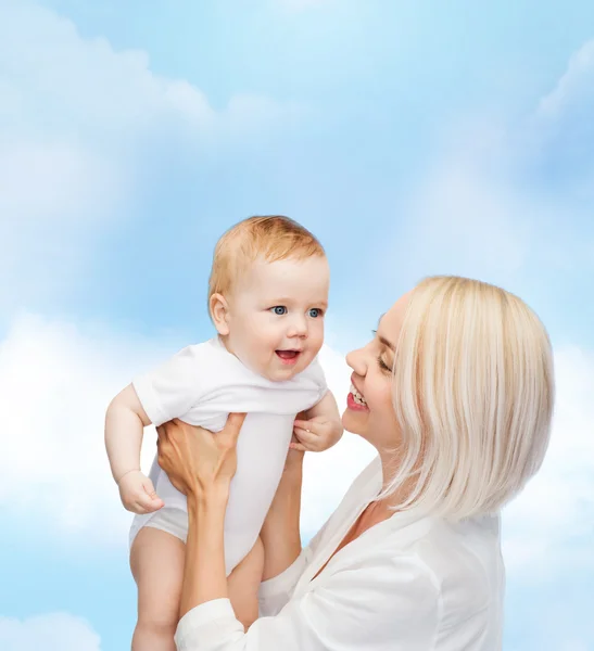 Glückliche Mutter mit lächelndem Baby — Stockfoto