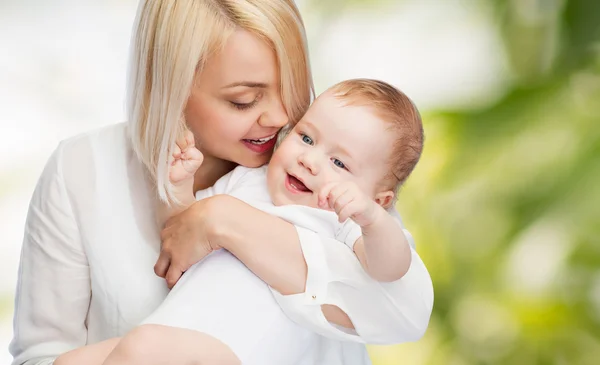 Mãe feliz com bebê sorridente — Fotografia de Stock