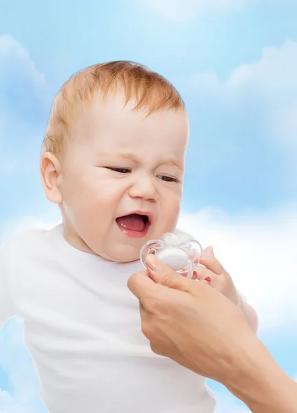 Chorando bebê com manequim — Fotografia de Stock